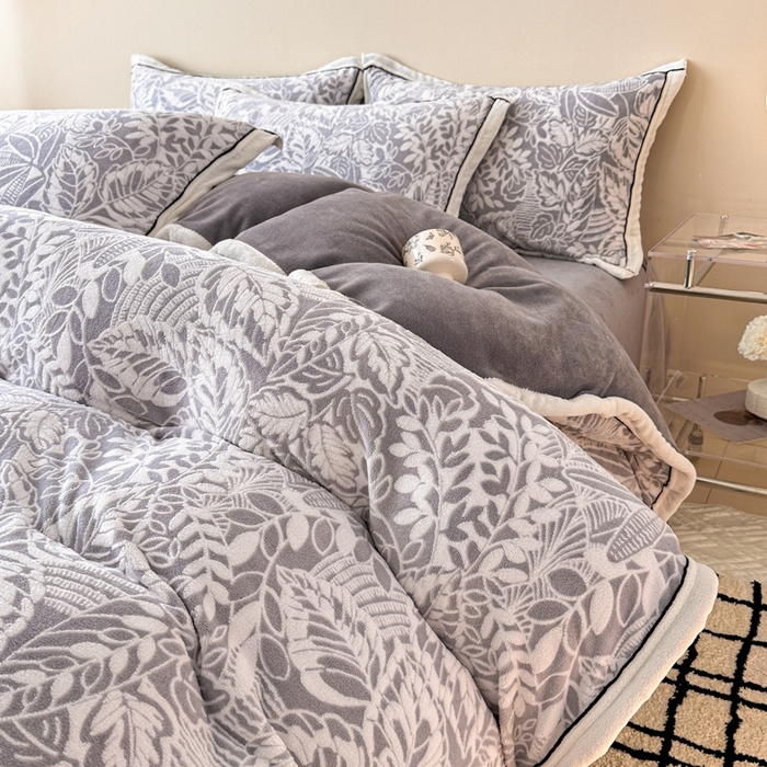 91家纺网 家纺一手货源 找家纺 懒猫家纺 2025新款包边款雕花牛奶绒四件套 花叶朦胧