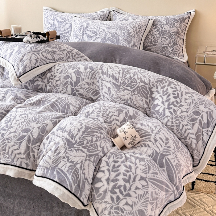 91家纺网 家纺一手货源 找家纺 懒猫家纺 2025新款包边款雕花牛奶绒四件套 花叶朦胧