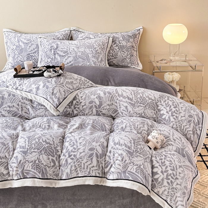 91家纺网 家纺一手货源 找家纺 懒猫家纺 2025新款包边款雕花牛奶绒四件套 花叶朦胧