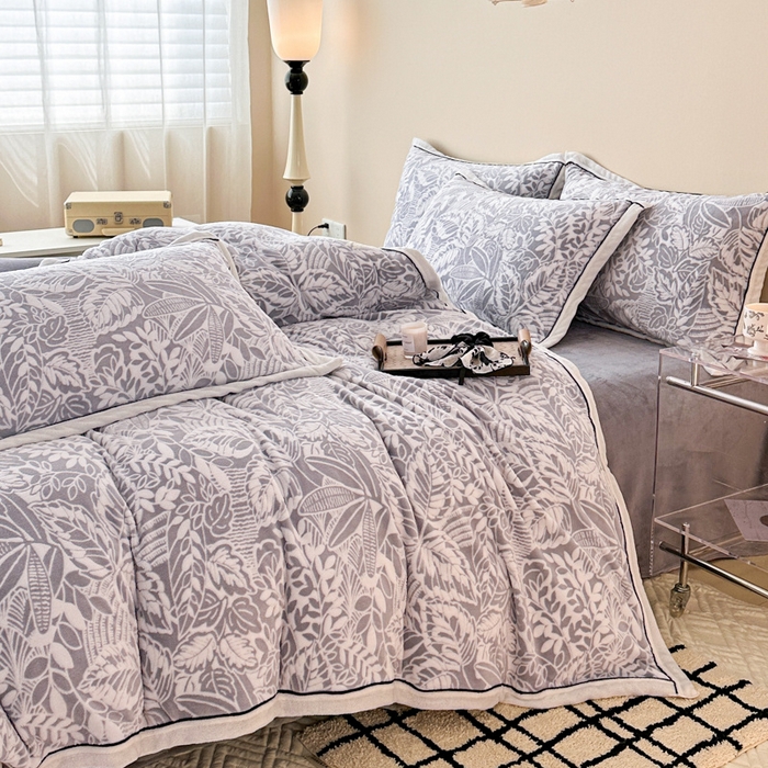 91家纺网 家纺一手货源 找家纺 懒猫家纺 2025新款包边款雕花牛奶绒四件套 花叶朦胧