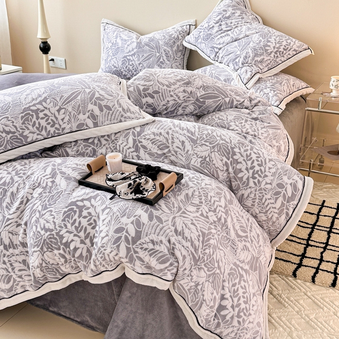 91家纺网 家纺一手货源 找家纺 懒猫家纺 2025新款包边款雕花牛奶绒四件套 花叶朦胧