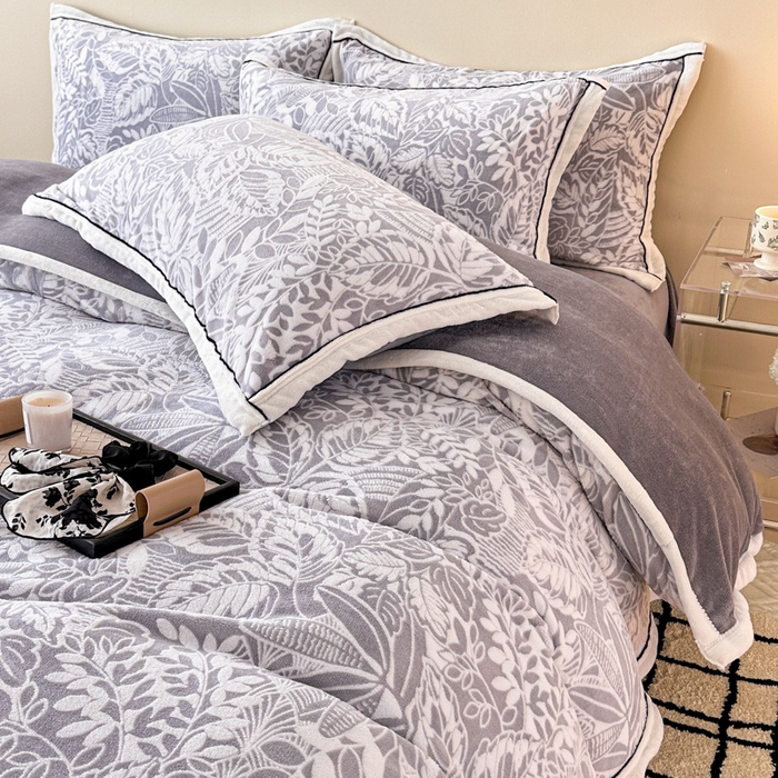 91家纺网 家纺一手货源 找家纺 懒猫家纺 2025新款包边款雕花牛奶绒四件套 花叶朦胧