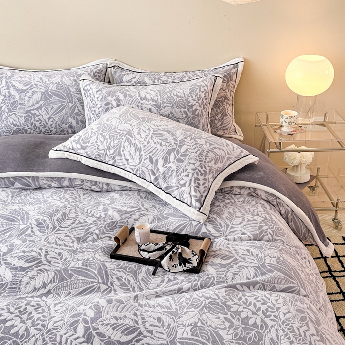 91家纺网 家纺一手货源 找家纺 懒猫家纺 2025新款包边款雕花牛奶绒四件套 花叶朦胧