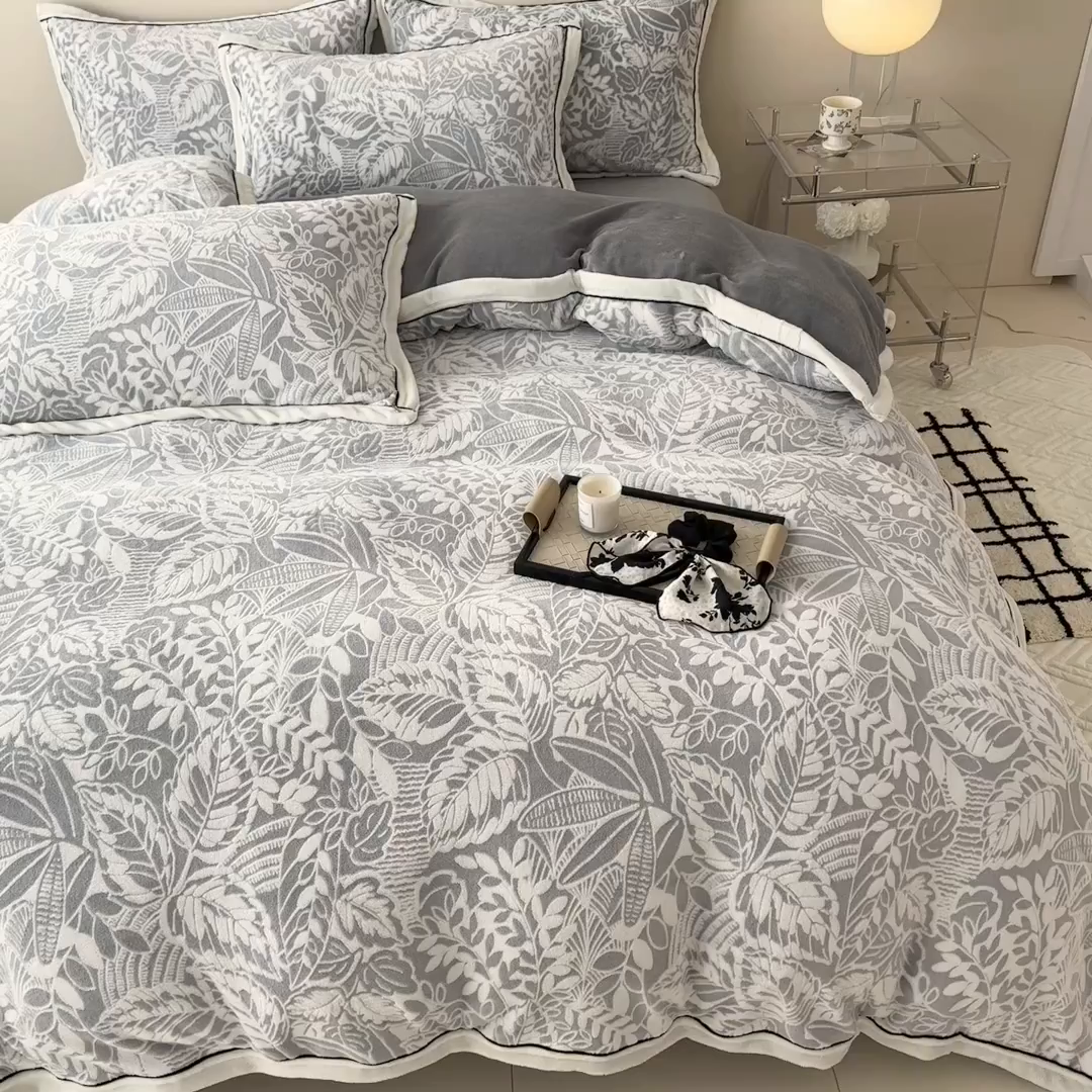 91家纺网 家纺一手货源 找家纺 懒猫家纺 2025新款包边款雕花牛奶绒四件套 花叶朦胧