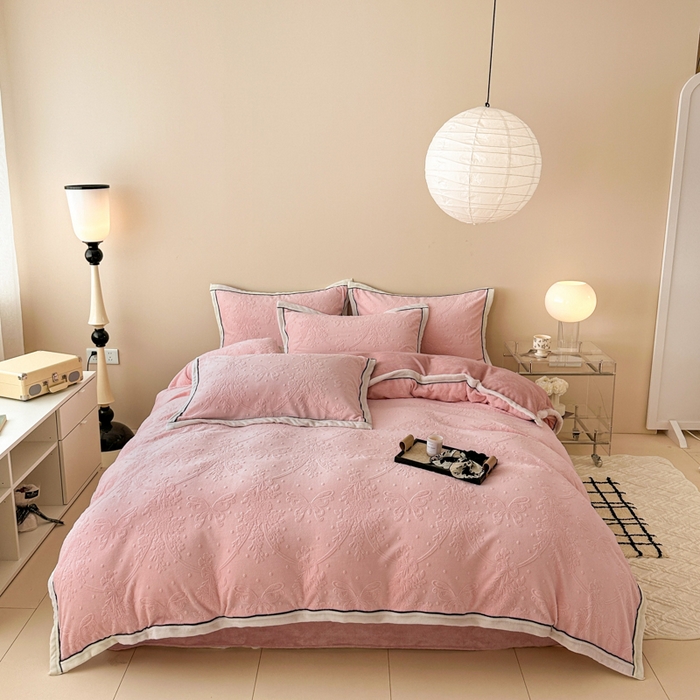 懒猫家纺 2025新款包边款雕花牛奶绒四件套 花意迷离