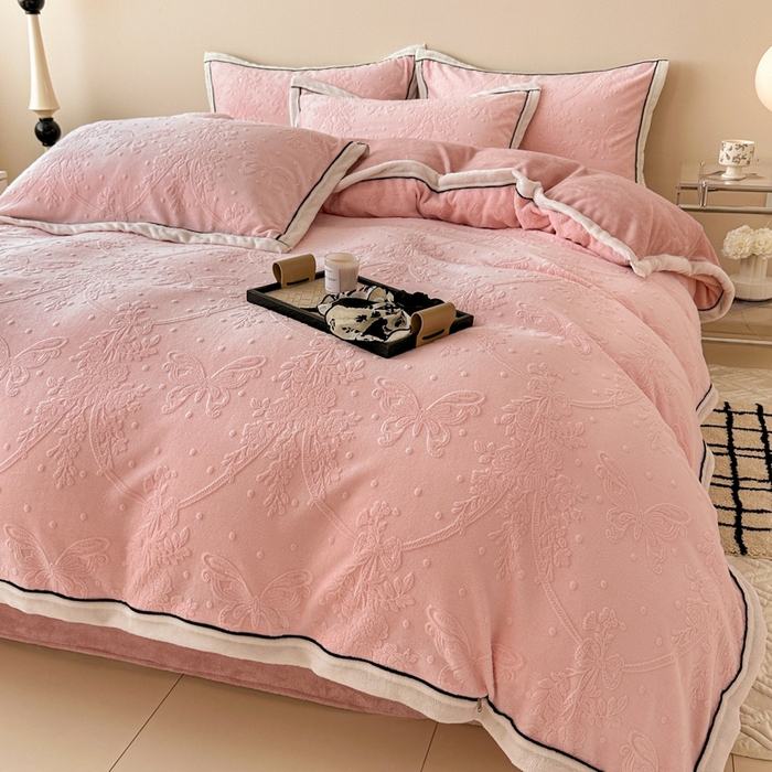 91家纺网 家纺一手货源 找家纺 懒猫家纺 2025新款包边款雕花牛奶绒四件套 花意迷离