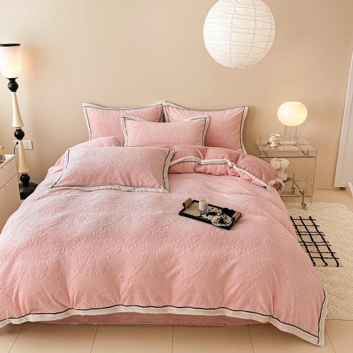 91家纺网 家纺一手货源 找家纺 懒猫家纺 2025新款包边款雕花牛奶绒四件套 花意迷离