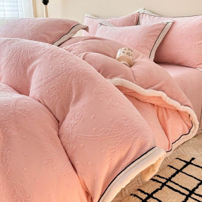 91家纺网 家纺一手货源 找家纺 懒猫家纺 2025新款包边款雕花牛奶绒四件套 花意迷离