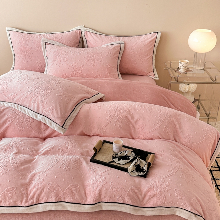 91家纺网 家纺一手货源 找家纺 懒猫家纺 2025新款包边款雕花牛奶绒四件套 花意迷离