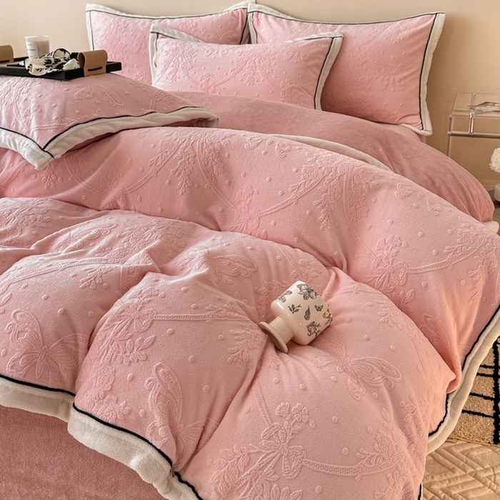 91家纺网 家纺一手货源 找家纺 懒猫家纺 2025新款包边款雕花牛奶绒四件套 花意迷离