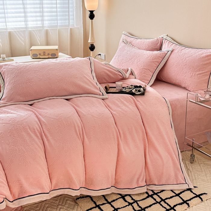 91家纺网 家纺一手货源 找家纺 懒猫家纺 2025新款包边款雕花牛奶绒四件套 花意迷离