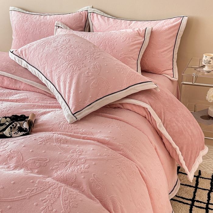 91家纺网 家纺一手货源 找家纺 懒猫家纺 2025新款包边款雕花牛奶绒四件套 花意迷离