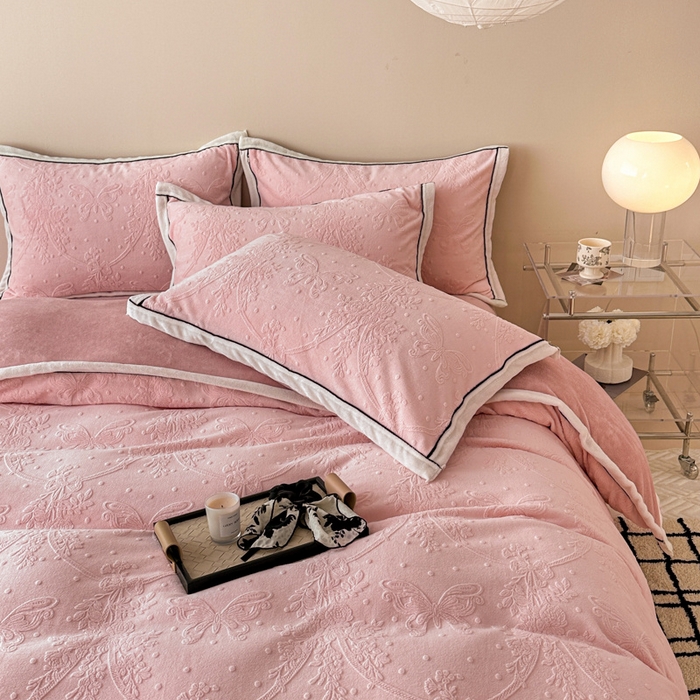 91家纺网 家纺一手货源 找家纺 懒猫家纺 2025新款包边款雕花牛奶绒四件套 花意迷离