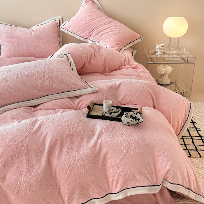 91家纺网 家纺一手货源 找家纺 懒猫家纺 2025新款包边款雕花牛奶绒四件套 花意迷离