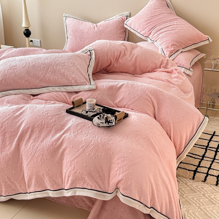 91家纺网 家纺一手货源 找家纺 懒猫家纺 2025新款包边款雕花牛奶绒四件套 花意迷离