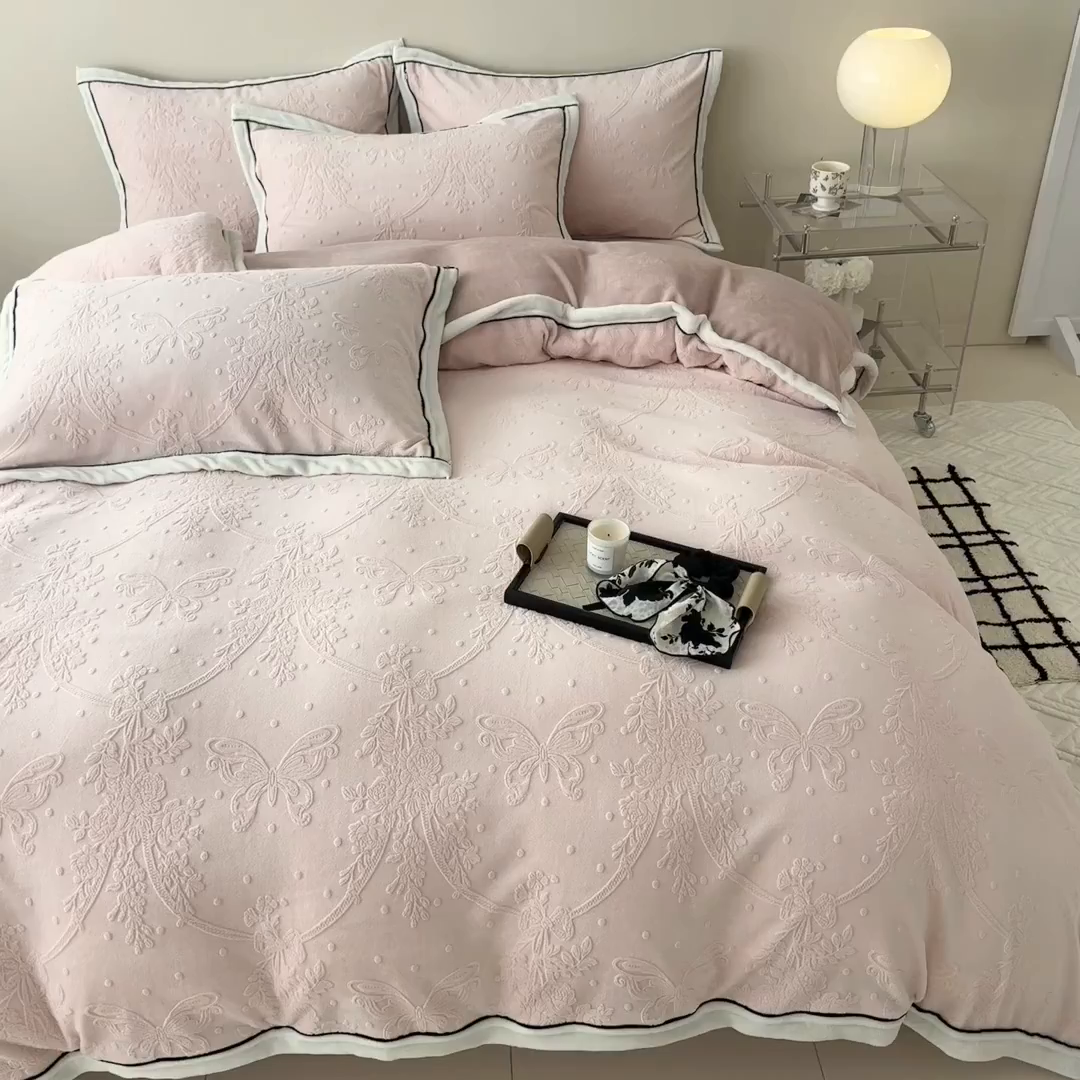 91家纺网 家纺一手货源 找家纺 懒猫家纺 2025新款包边款雕花牛奶绒四件套 花意迷离