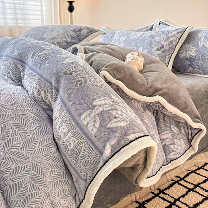 91家纺网 家纺一手货源 找家纺 懒猫家纺 2025新款包边款雕花牛奶绒四件套 镜花世界