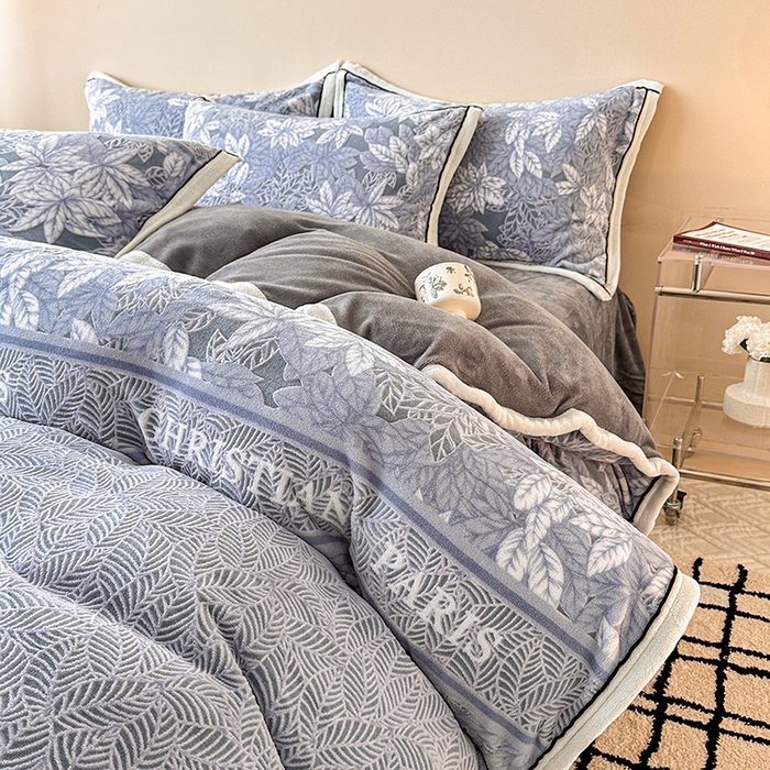 91家纺网 家纺一手货源 找家纺 懒猫家纺 2025新款包边款雕花牛奶绒四件套 镜花世界