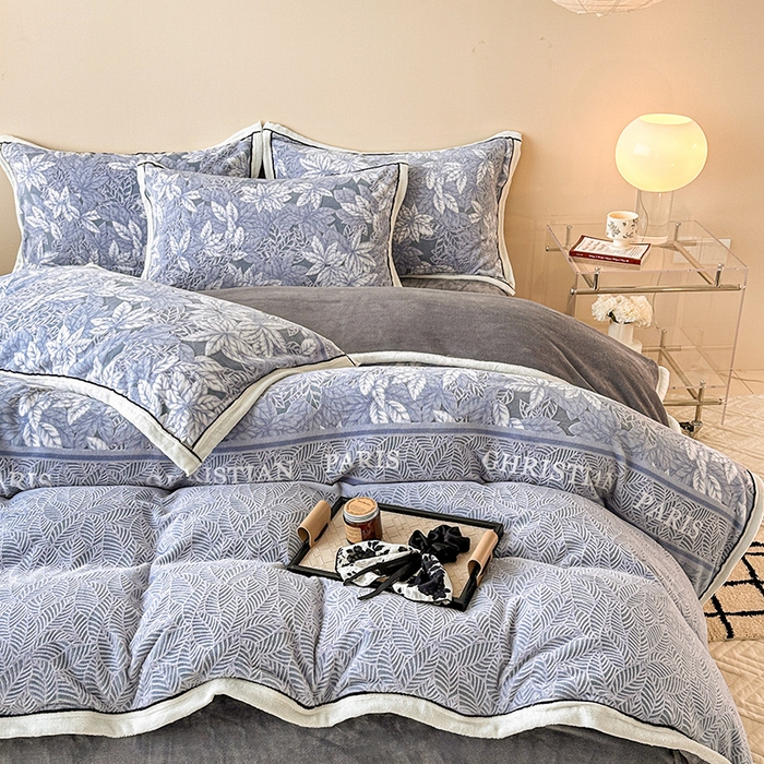 91家纺网 家纺一手货源 找家纺 懒猫家纺 2025新款包边款雕花牛奶绒四件套 镜花世界