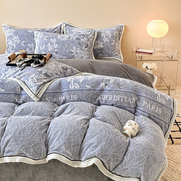 91家纺网 家纺一手货源 找家纺 懒猫家纺 2025新款包边款雕花牛奶绒四件套 镜花世界