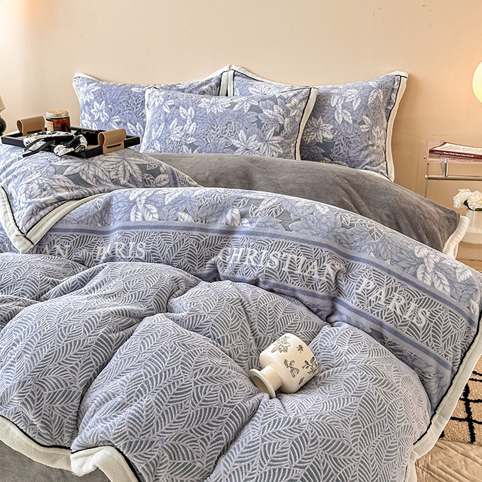 91家纺网 家纺一手货源 找家纺 懒猫家纺 2025新款包边款雕花牛奶绒四件套 镜花世界