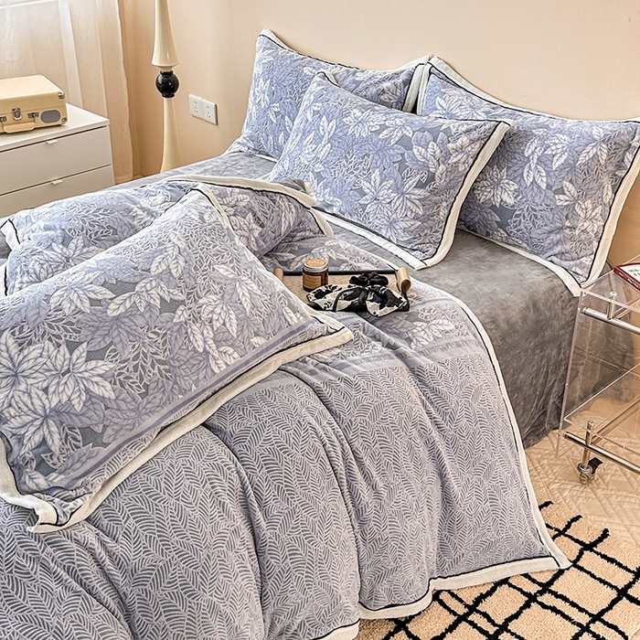 91家纺网 家纺一手货源 找家纺 懒猫家纺 2025新款包边款雕花牛奶绒四件套 镜花世界