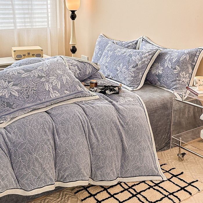 91家纺网 家纺一手货源 找家纺 懒猫家纺 2025新款包边款雕花牛奶绒四件套 镜花世界