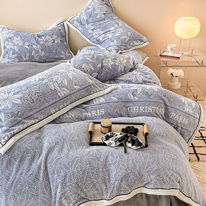 91家纺网 家纺一手货源 找家纺 懒猫家纺 2025新款包边款雕花牛奶绒四件套 镜花世界