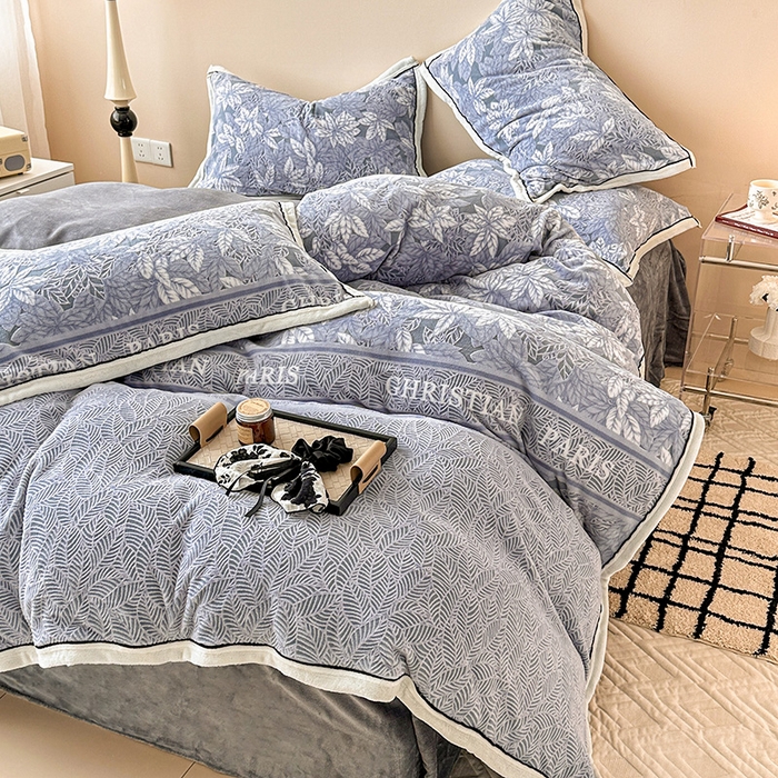 91家纺网 家纺一手货源 找家纺 懒猫家纺 2025新款包边款雕花牛奶绒四件套 镜花世界