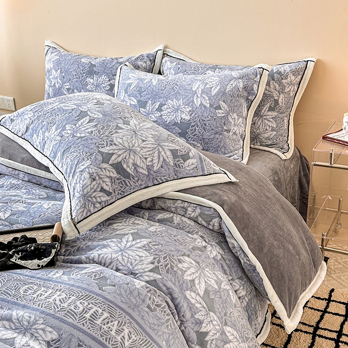 91家纺网 家纺一手货源 找家纺 懒猫家纺 2025新款包边款雕花牛奶绒四件套 镜花世界