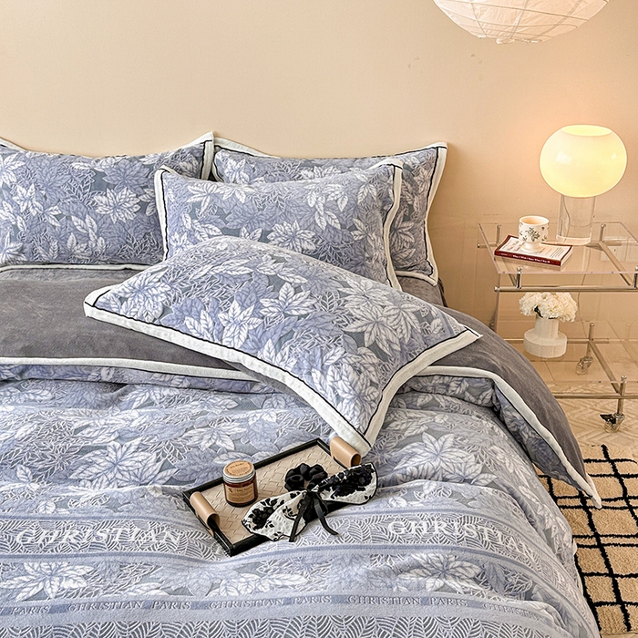 91家纺网 家纺一手货源 找家纺 懒猫家纺 2025新款包边款雕花牛奶绒四件套 镜花世界