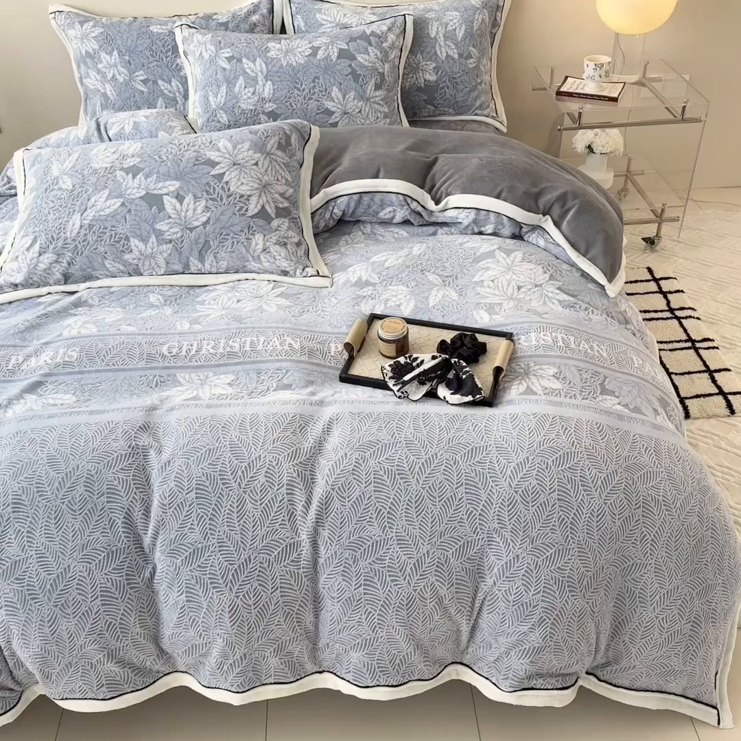 91家纺网 家纺一手货源 找家纺 懒猫家纺 2025新款包边款雕花牛奶绒四件套 镜花世界