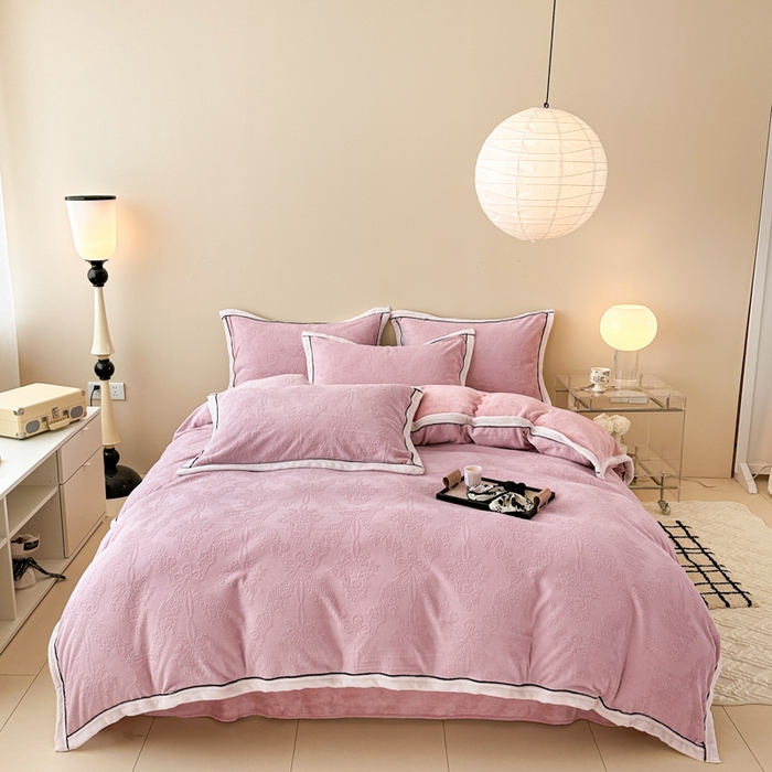 懒猫家纺 2025新款包边款雕花牛奶绒四件套 浪漫仲夏