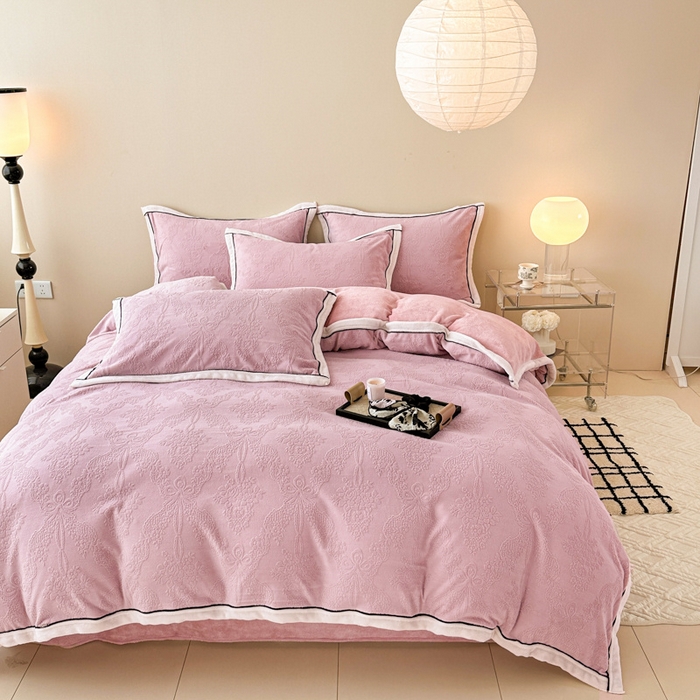 91家纺网 家纺一手货源 找家纺 懒猫家纺 2025新款包边款雕花牛奶绒四件套 浪漫仲夏