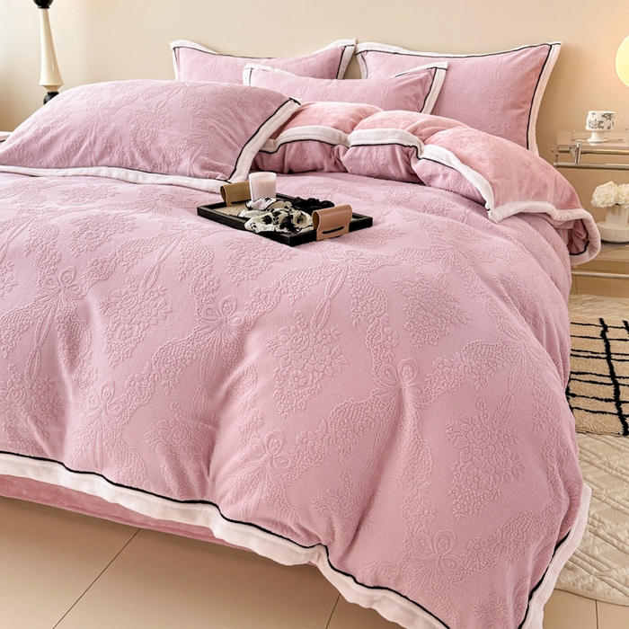 91家纺网 家纺一手货源 找家纺 懒猫家纺 2025新款包边款雕花牛奶绒四件套 浪漫仲夏