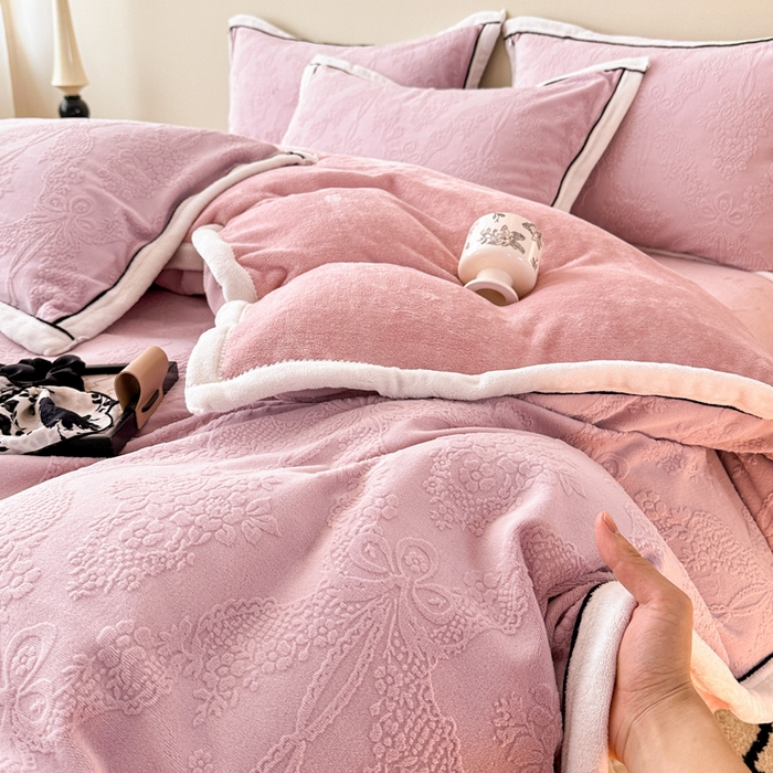 91家纺网 家纺一手货源 找家纺 懒猫家纺 2025新款包边款雕花牛奶绒四件套 浪漫仲夏