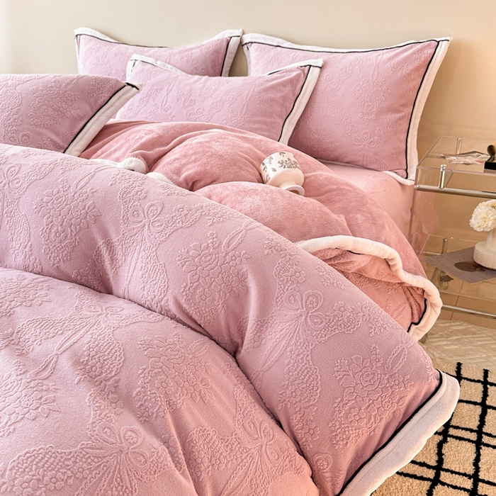 91家纺网 家纺一手货源 找家纺 懒猫家纺 2025新款包边款雕花牛奶绒四件套 浪漫仲夏