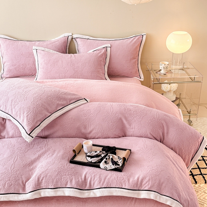 91家纺网 家纺一手货源 找家纺 懒猫家纺 2025新款包边款雕花牛奶绒四件套 浪漫仲夏