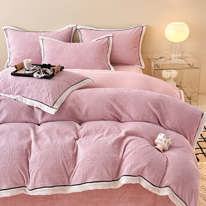 91家纺网 家纺一手货源 找家纺 懒猫家纺 2025新款包边款雕花牛奶绒四件套 浪漫仲夏