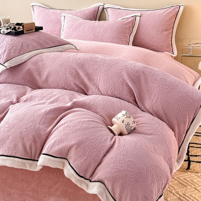 91家纺网 家纺一手货源 找家纺 懒猫家纺 2025新款包边款雕花牛奶绒四件套 浪漫仲夏