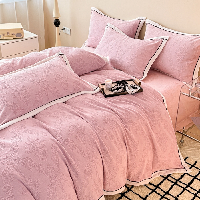 91家纺网 家纺一手货源 找家纺 懒猫家纺 2025新款包边款雕花牛奶绒四件套 浪漫仲夏