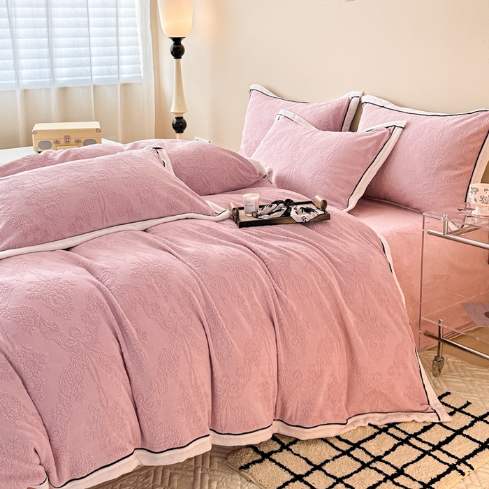 91家纺网 家纺一手货源 找家纺 懒猫家纺 2025新款包边款雕花牛奶绒四件套 浪漫仲夏