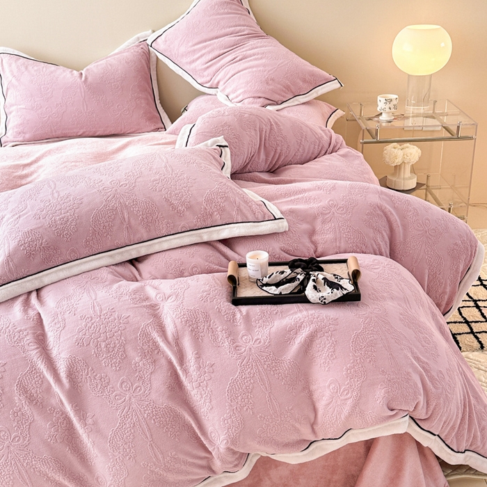 91家纺网 家纺一手货源 找家纺 懒猫家纺 2025新款包边款雕花牛奶绒四件套 浪漫仲夏