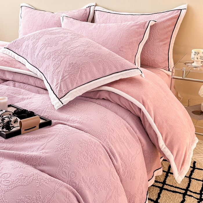 91家纺网 家纺一手货源 找家纺 懒猫家纺 2025新款包边款雕花牛奶绒四件套 浪漫仲夏