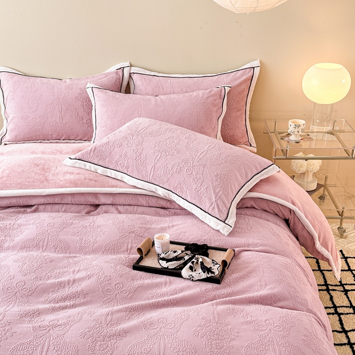 91家纺网 家纺一手货源 找家纺 懒猫家纺 2025新款包边款雕花牛奶绒四件套 浪漫仲夏