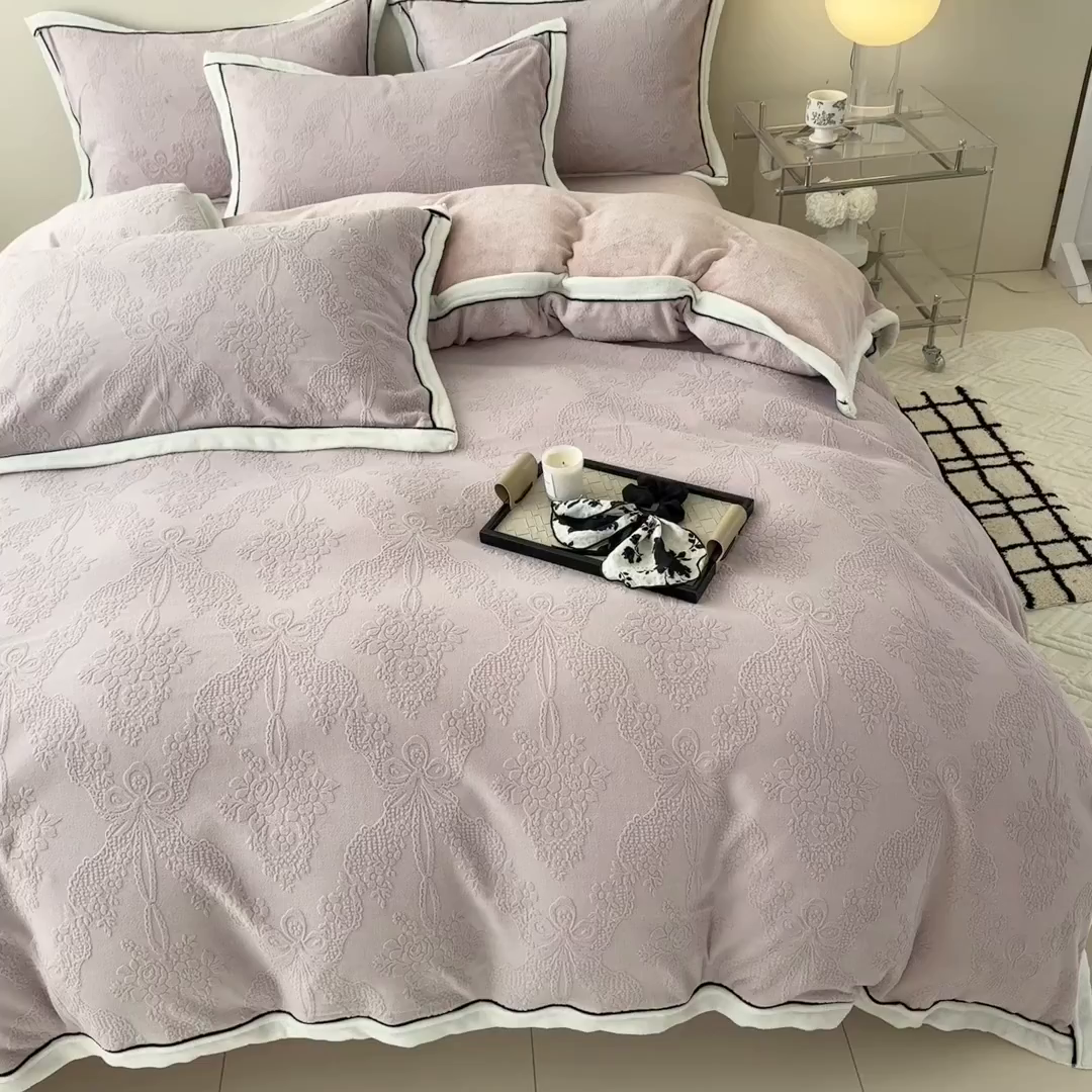 91家纺网 家纺一手货源 找家纺 懒猫家纺 2025新款包边款雕花牛奶绒四件套 浪漫仲夏