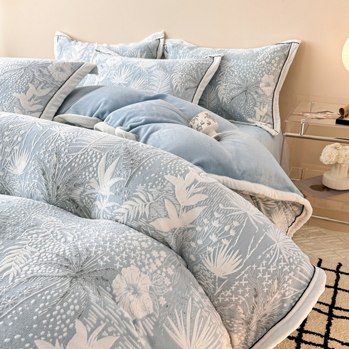 91家纺网 家纺一手货源 找家纺 懒猫家纺 2025新款包边款雕花牛奶绒四件套 清风徐来