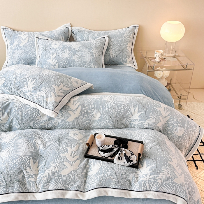 91家纺网 家纺一手货源 找家纺 懒猫家纺 2025新款包边款雕花牛奶绒四件套 清风徐来