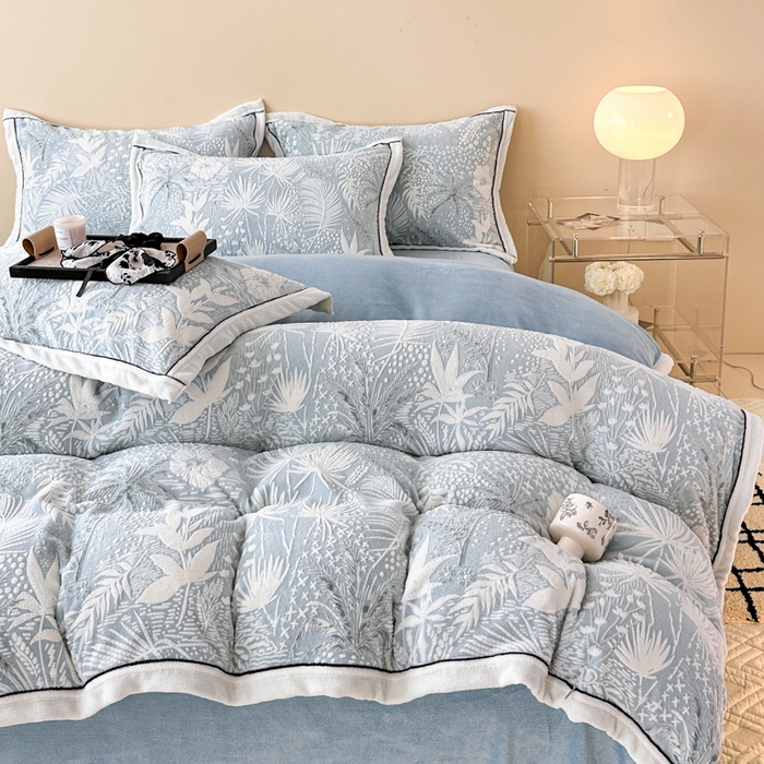 91家纺网 家纺一手货源 找家纺 懒猫家纺 2025新款包边款雕花牛奶绒四件套 清风徐来