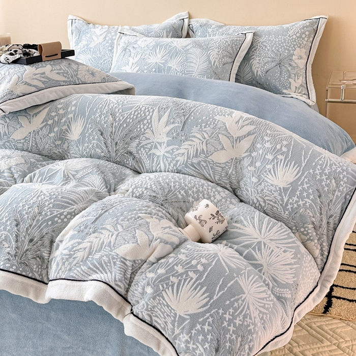 91家纺网 家纺一手货源 找家纺 懒猫家纺 2025新款包边款雕花牛奶绒四件套 清风徐来